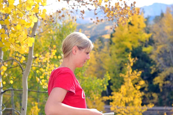 Genç kadın ve Aspen ağaçlar — Stok fotoğraf