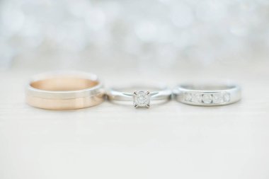 Düğün nikah yüzükleri bir açık renkli, seçici odak, makro