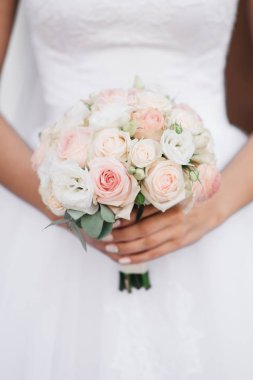 Gelin sabah ayrıntılar. Düğün buketi brid elinde