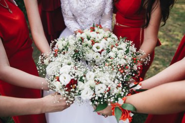 Gelin sabah ayrıntılar. Düğün buketi brid elinde