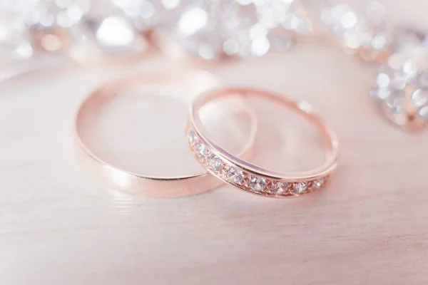 Düğün nikah yüzükleri bir açık renkli, seçici odak, anne