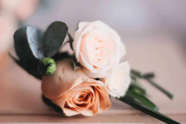 Vestido de noiva acessórios, boutonniere, foco de seleção — Fotografia de Stock