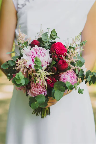 Svatební ráno detaily. Svatební kytice v rukou brid — Stock fotografie