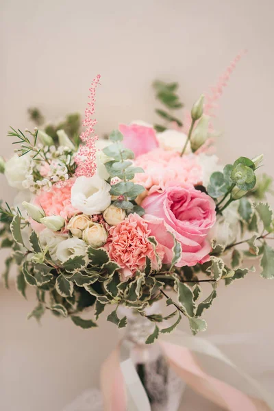 Detalhes da manhã nupcial. Buquê de casamento de laranja, bege e pino — Fotografia de Stock