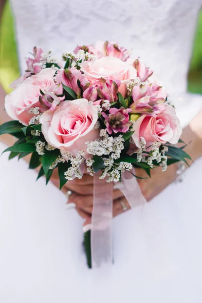 Detalhes da manhã nupcial. Buquê de casamento nas mãos da noiva — Fotografia de Stock