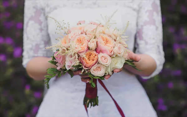 Detalhes da manhã nupcial. Buquê de casamento nas mãos da noiva — Fotografia de Stock