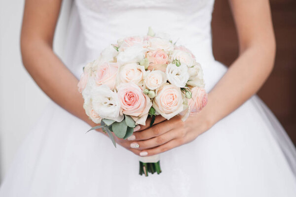 Bridal morning details. Wedding bouquet in the hands of the brid