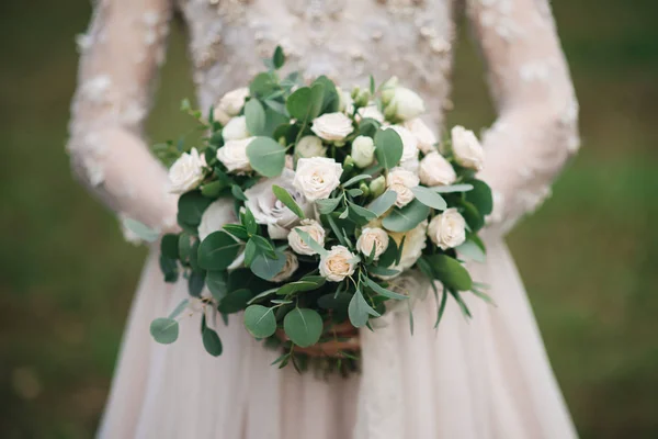 Dettagli mattutini di nozze. bouquet da sposa nelle mani del ibrido — Foto Stock
