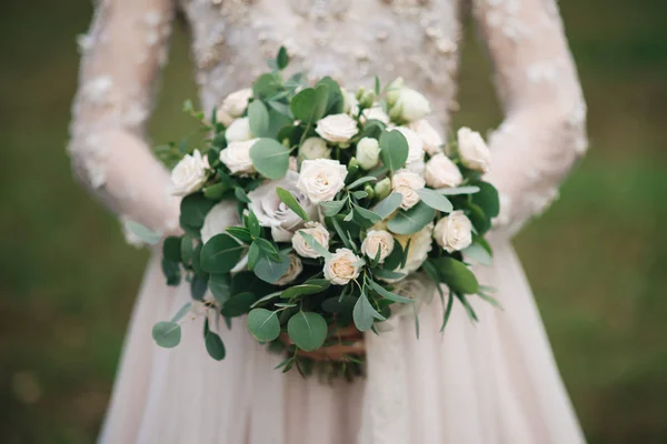 Détails du matin de la mariée. Bouquet de mariage entre les mains de la mariée — Photo