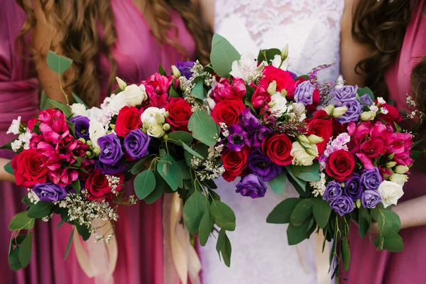 Detalhes da manhã nupcial. Buquê de casamento nas mãos da noiva — Fotografia de Stock