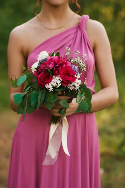 Dettagli mattutini di nozze. bouquet da sposa nelle mani del ibrido — Foto Stock