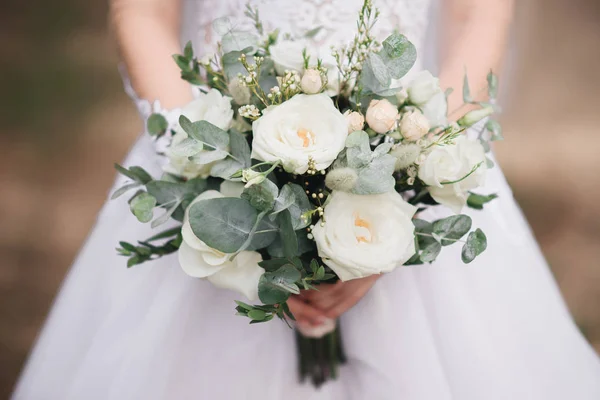 Détails du matin de la mariée. Bouquet de mariage entre les mains de la mariée — Photo