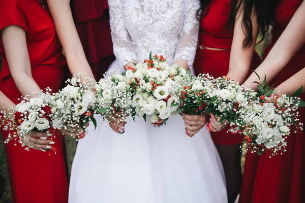 Brudkläder morgon Detaljer. Bröllop bukett i händerna på brid — Stockfoto