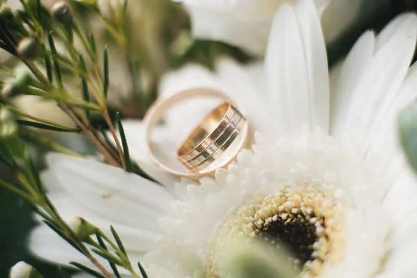 Bröllop förlovningsringar och blommor bröllop bukett bakgrund, — Stockfoto