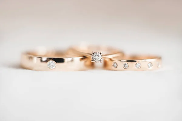 Snubní prsteny svatební na světlém pozadí, selektivní fokus, ma — Stock fotografie