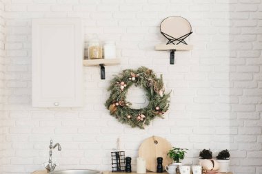 Kış süslemeleri arasında şenlik masası. Mutfak dekoru. T