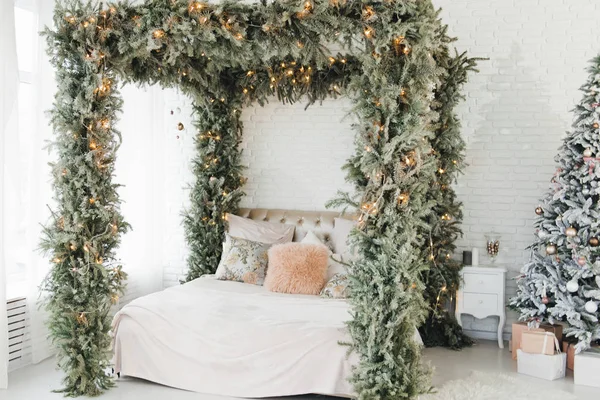 Ett rymligt vitt ljust sovrum i loft stil med en dekorerad — Stockfoto