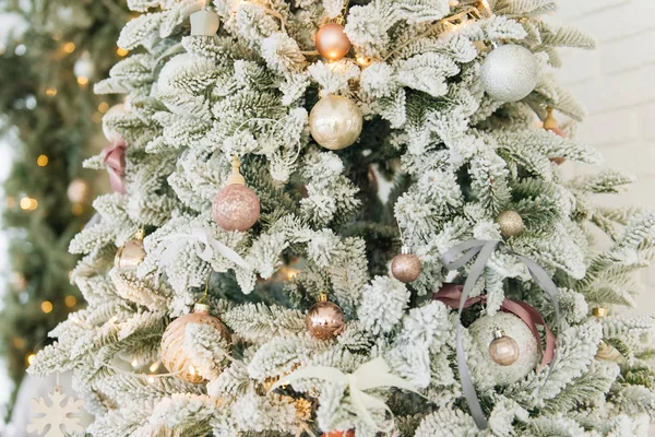 Bela árvore de Natal coberta de neve branca brilhante em casa — Fotografia de Stock