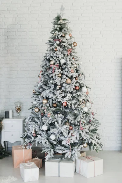 Gyönyörű ragyogó fehér hó borította karácsonyfa az otthonban — Stock Fotó