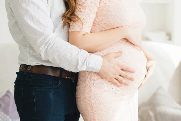 Mąż przytulający kobietę w ciąży — Zdjęcie stockowe