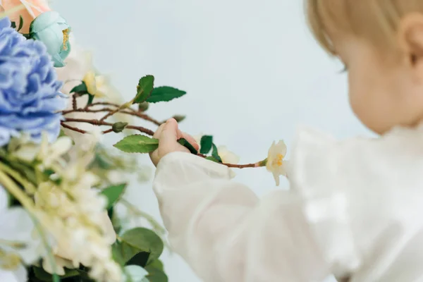 La mano della bambina che tiene un fiore — Foto Stock