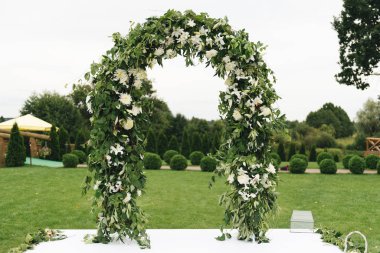 Düğün için kemer. Kemer, güzelce süslenmiş.