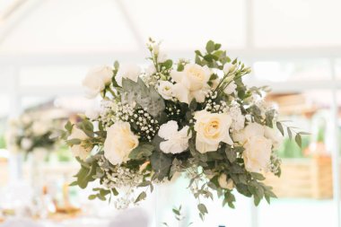 Tatil ve düğün için güzel bir dekor, çiçek aranjmanları.