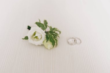 Düğün nikah yüzükleri bir açık renkli, seçici odak, anne