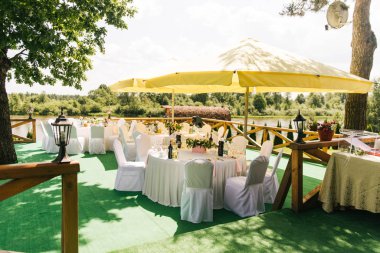 Düğünler ve tatiller için dekor konsepti, çiçek aranjmanı