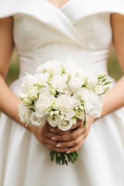 Gelin sabahı detayları. Ellerinde güzel bir buket düğün.