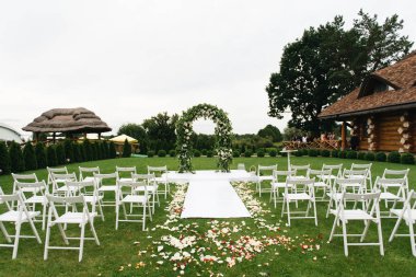 Düğün için kemer. Kemer, güzelce süslenmiş.