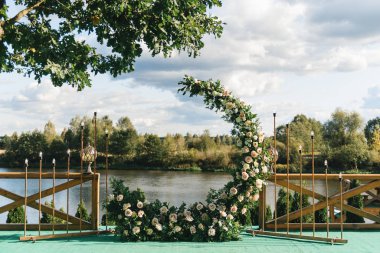 Düğün için kemer. Güzel, taze bir şeyle süslenmiş kemer.