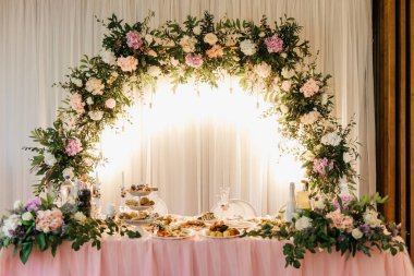 Düğünler ve tatiller için dekor konsepti, çiçek aranjmanı