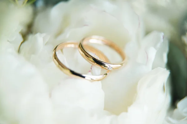 Anéis de noivado do casamento e flores fundo do buquê de casamento , — Fotografia de Stock