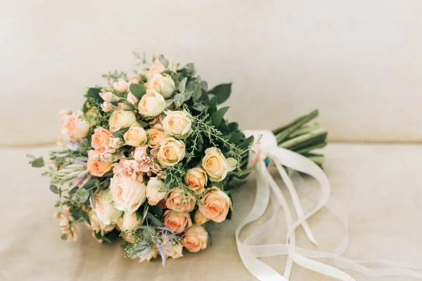 Bellissimo bouquet da sposa della sposa su uno sfondo leggero, se — Foto Stock