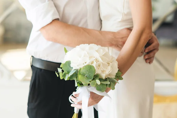 Détails du matin de la mariée. Mariage beau bouquet dans les mains o — Photo