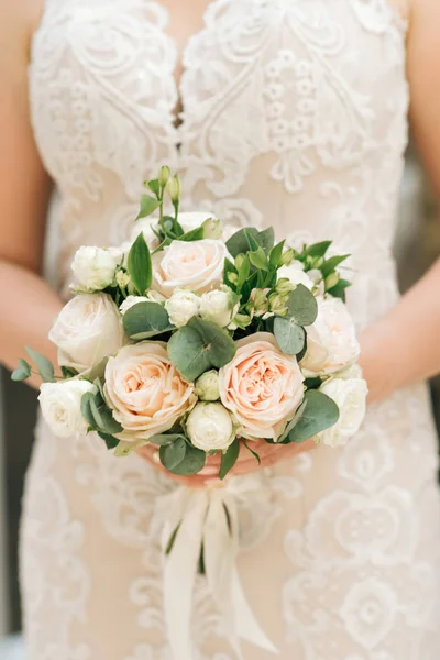 Dettagli mattutini di nozze. Matrimonio bellissimo bouquet nelle mani o — Foto Stock