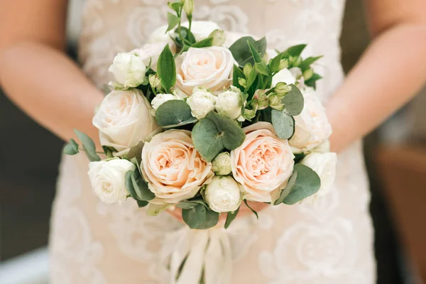 신부님의 아침 정보입니다. 손에 아름다운 꽃다발을 들고 있는 결혼식 O — 스톡 사진
