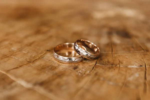Wedding wedding rings on a wood background, selective focus, mac — 스톡 사진