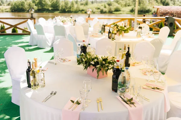 Das Dekorkonzept für Hochzeiten und Feiertage, florales Arrangement — Stockfoto