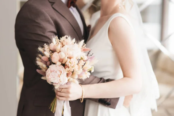 Gelin sabahı detayları. Ellerinde güzel bir buket düğün. — Stok fotoğraf