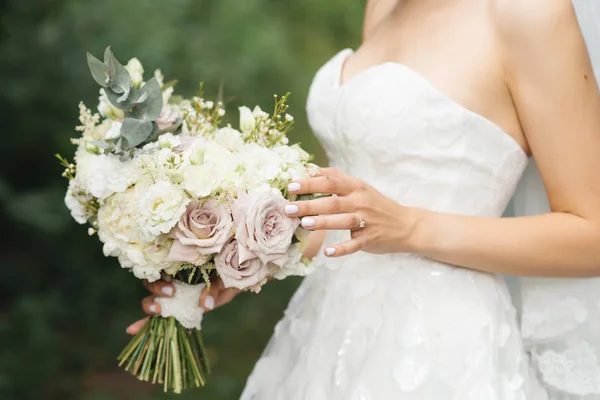 Detalhes da manhã nupcial. Casamento lindo buquê nas mãos o — Fotografia de Stock