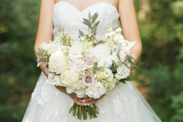 Детали свадебного утра. Свадебный красивый букет в руках
