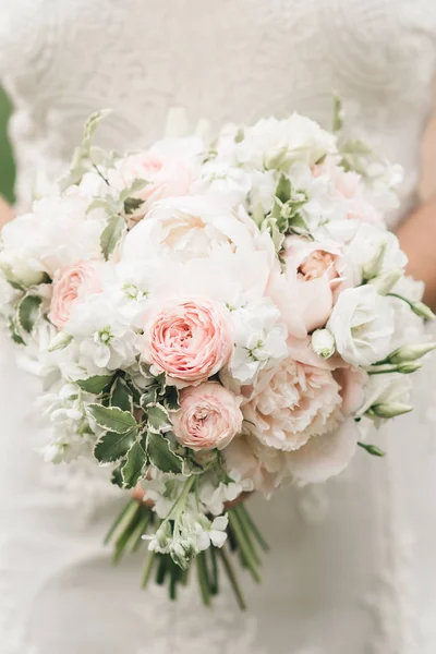 Dettagli mattutini di nozze. Matrimonio bellissimo bouquet nelle mani o — Foto Stock