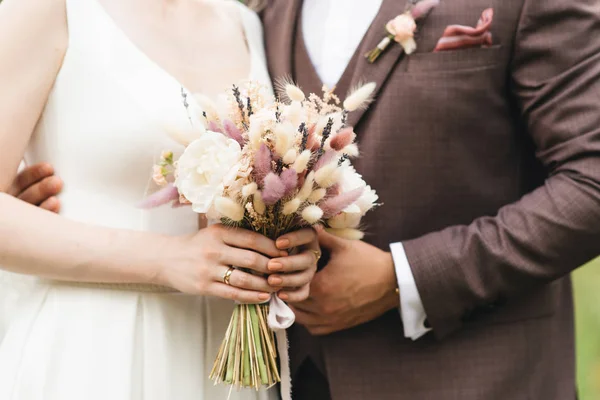 Gelin sabahı detayları. Ellerinde güzel bir buket düğün. — Stok fotoğraf