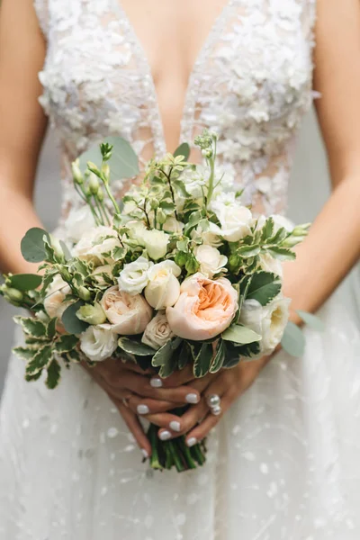 Detalhes da manhã nupcial. Casamento lindo buquê nas mãos o — Fotografia de Stock