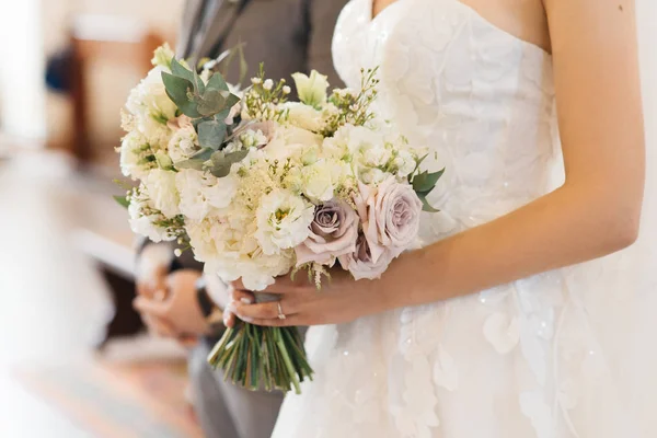 Detalhes da manhã nupcial. Casamento lindo buquê nas mãos o — Fotografia de Stock