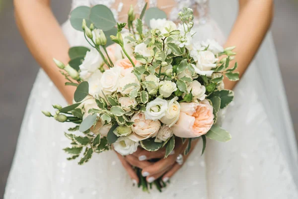 Dettagli mattutini di nozze. Matrimonio bellissimo bouquet nelle mani o — Foto Stock