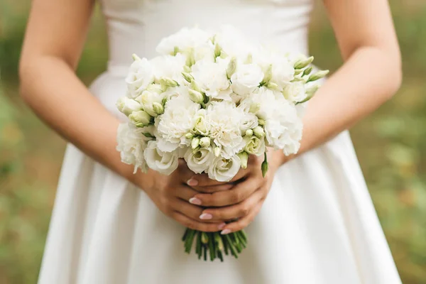 Detalhes da manhã nupcial. Casamento lindo buquê nas mãos o — Fotografia de Stock