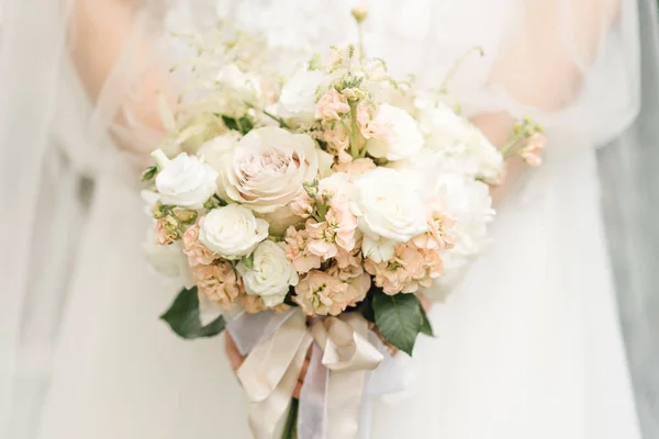 Dettagli mattutini di nozze. Matrimonio bellissimo bouquet nelle mani o — Foto Stock